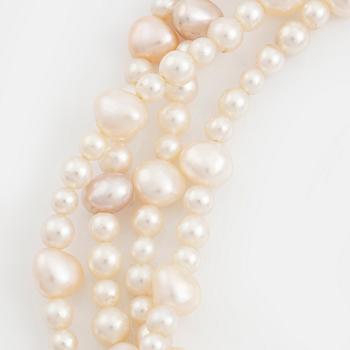 Four-strand pearl necklace, with cultured pearls.