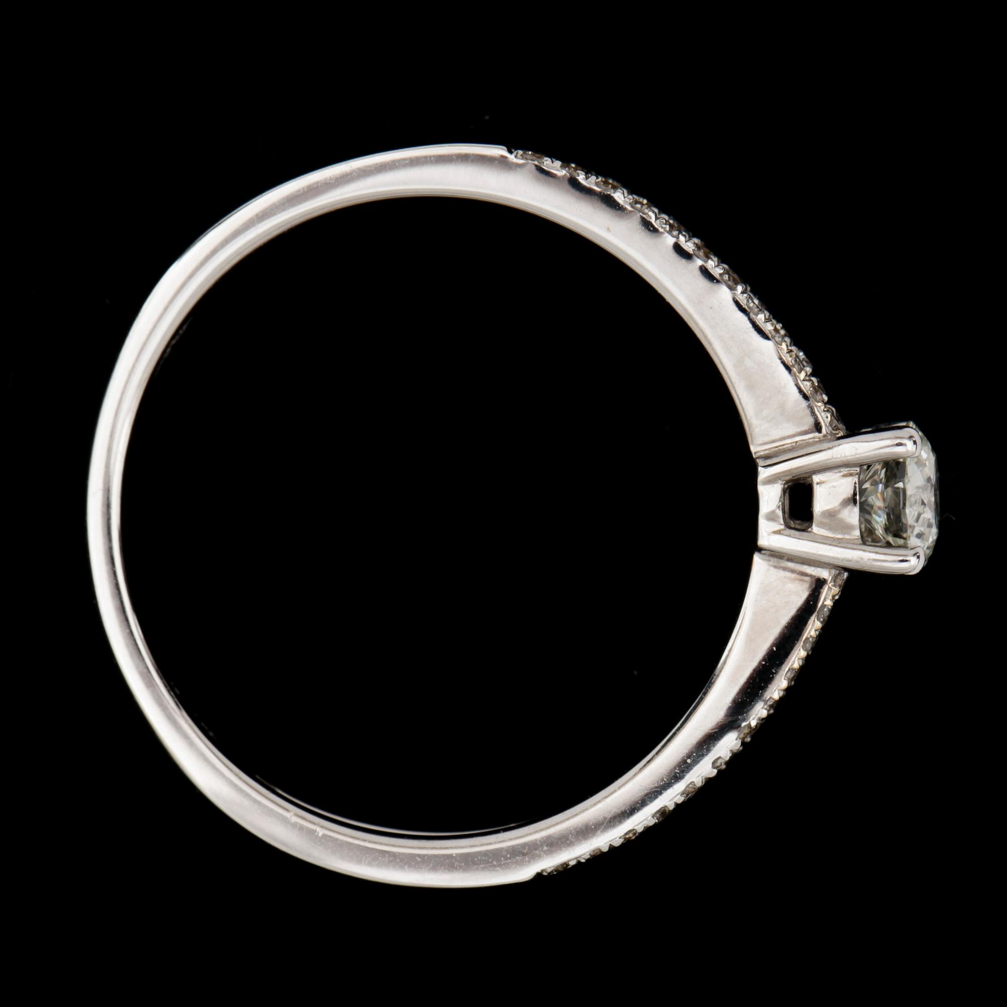 RING, 18k vitguld med briljantslipade diamanter tot ca0,43 ct. Vikt 2,8g.