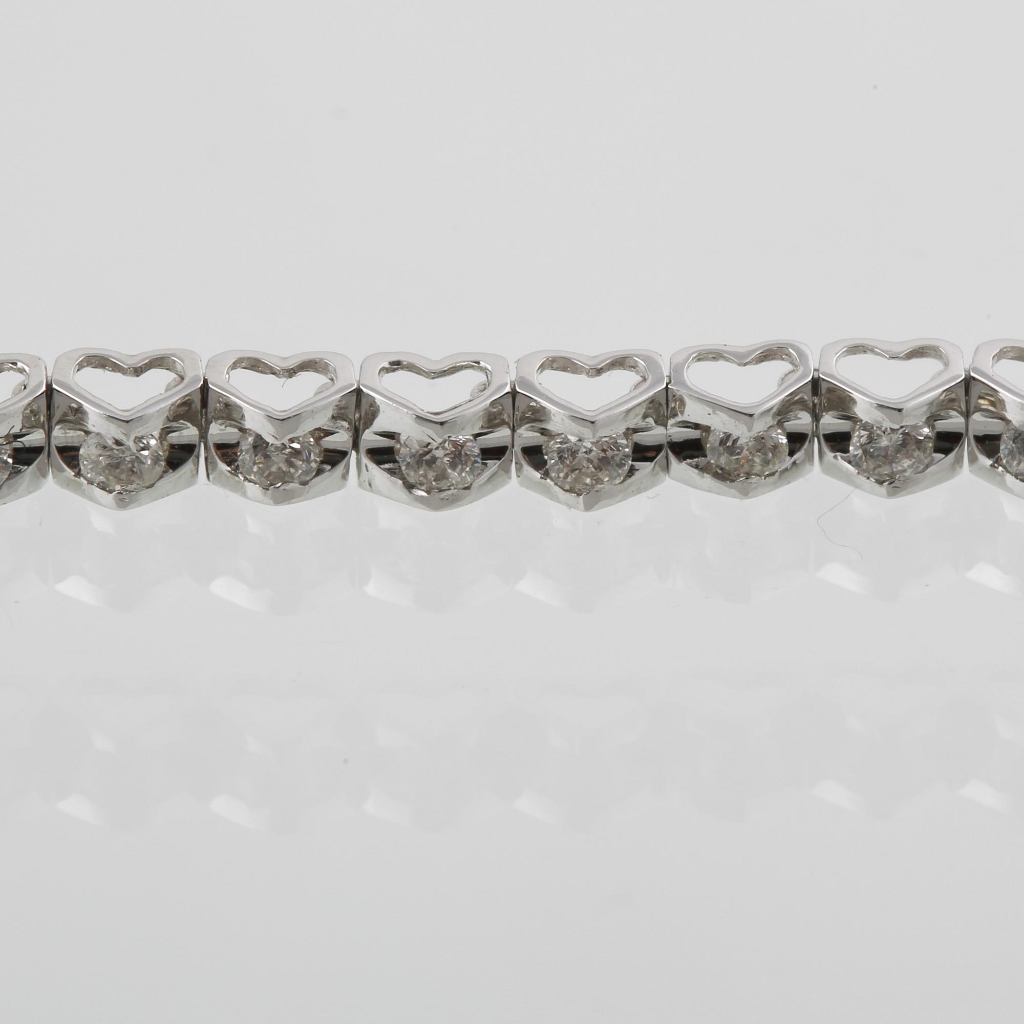 ARMBAND, 18K vitguld med briljantslipade diamanter ca 0.93 ct. Vikt 4,8 gram.