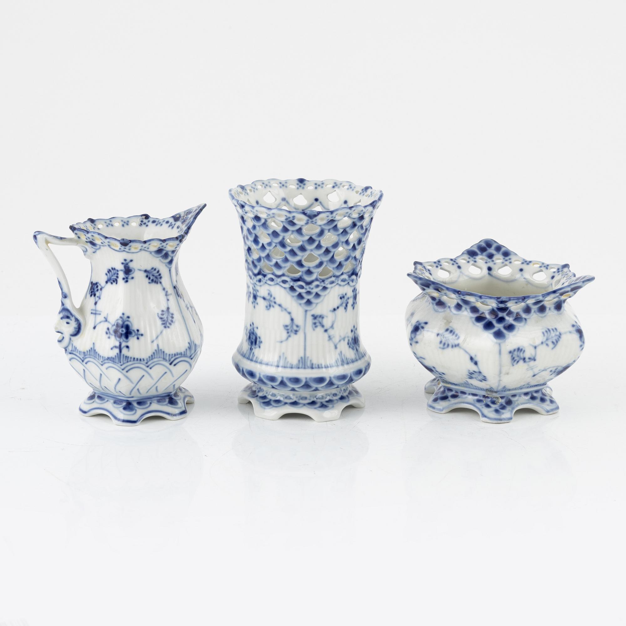 Royal Copenhagen, a 25-piece porcelain coffee service 'Musselmalet Full and Half Lace', Denmark.