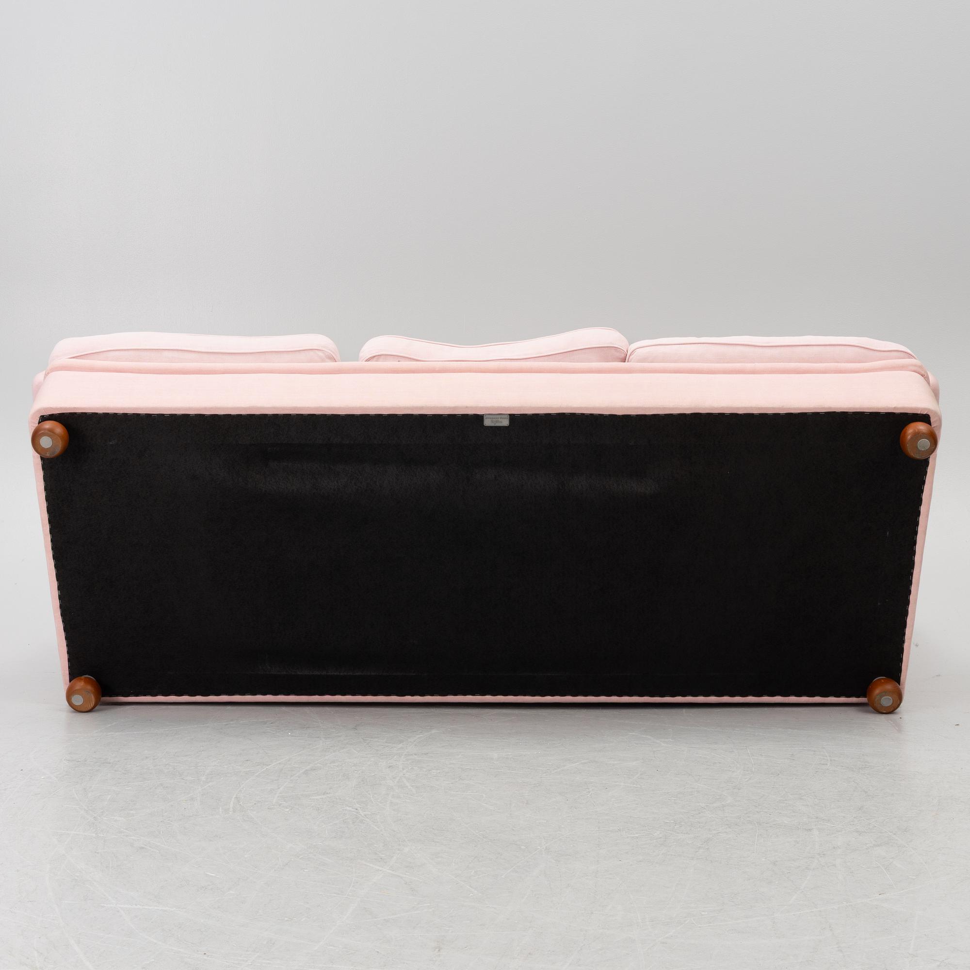 Josef Frank, a model 703 sofa, Firma Svenskt Tenn, ca. 2018.