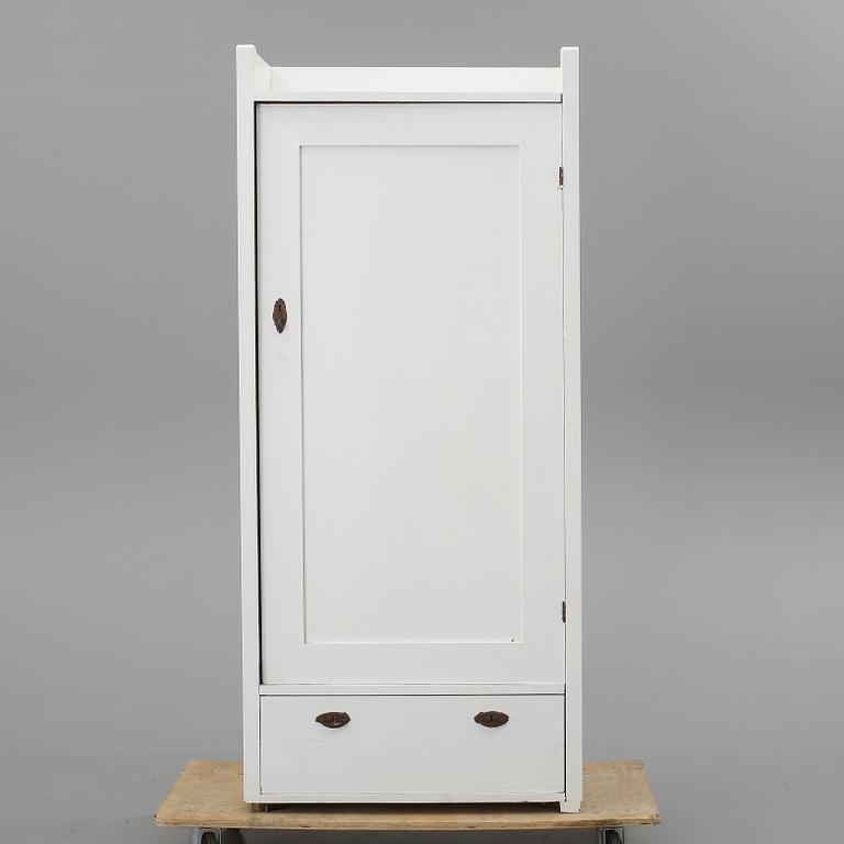 KLÄDSKÅP, jugend, 1900-talets första hälft.