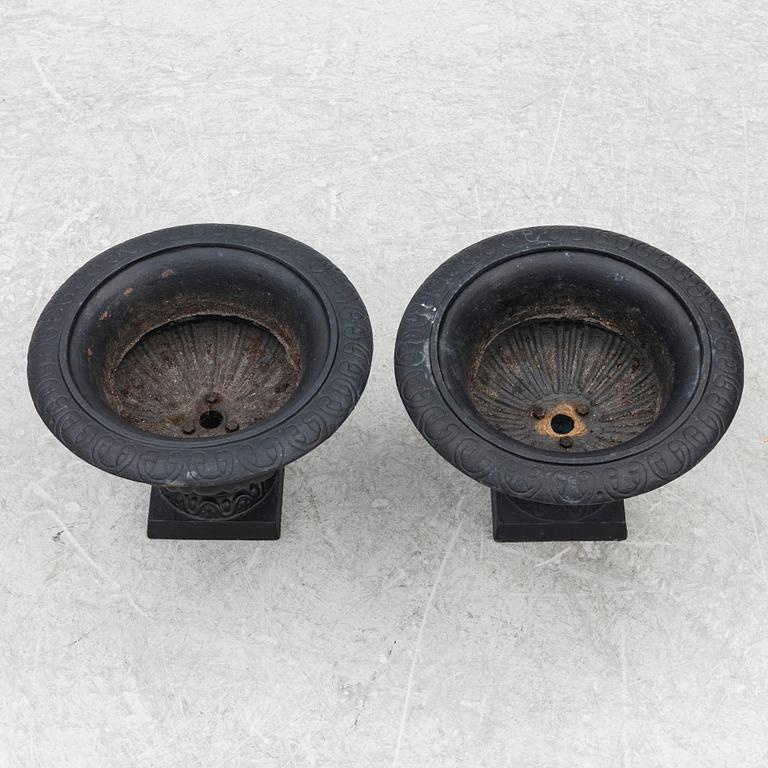 A pair of 20th century garden urns.