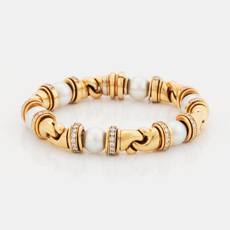 An 18K gold and cultured pearl Bulgari bracelet set with round brilliant-cut diamonds.