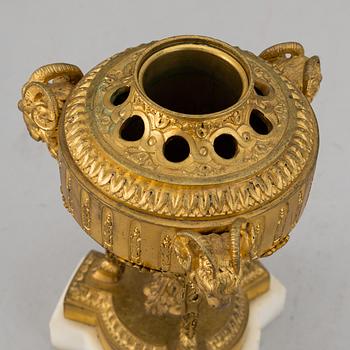 A parfume urn with cover, Louis XVI style, 20th Century.