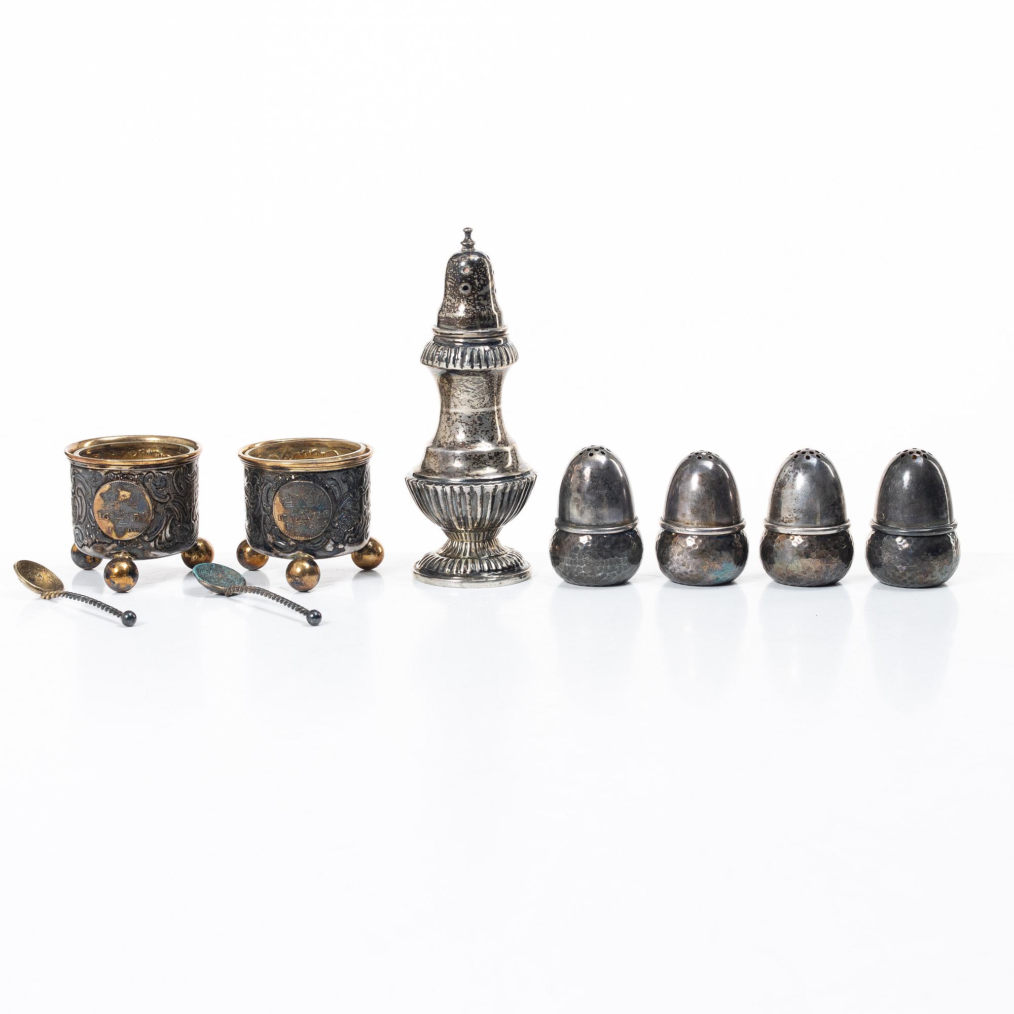 Saltkar, ett par, samt ströare, 5 st, silver, bl a C.G. Hallberg Stockholm 1918.