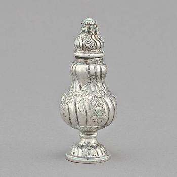 SOCKERRUSKA och SALTSTRÖARE, silver, rokokostil, bl a CG Hallberg, Malmö. Tot v 310 g.