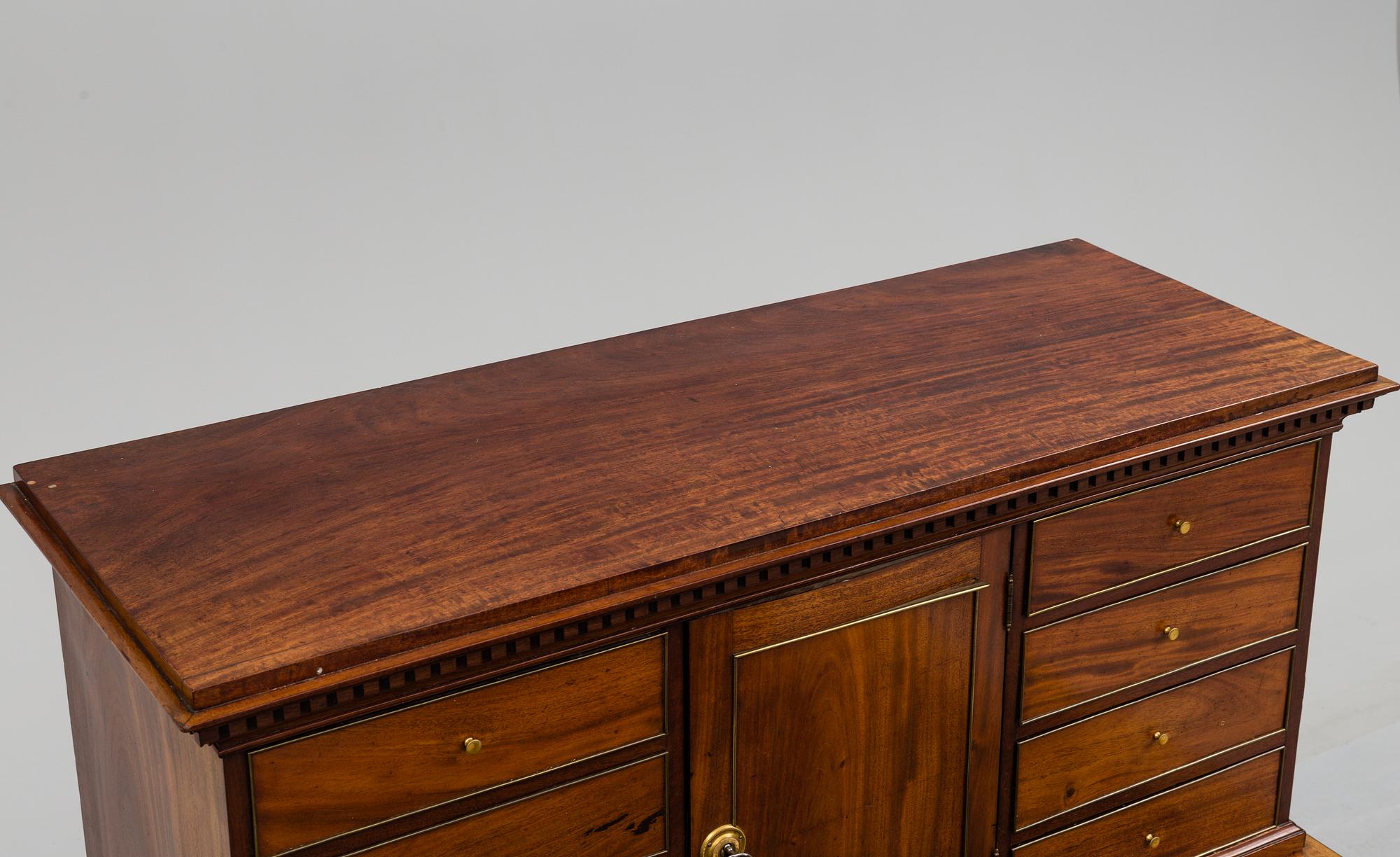 SKRIVBORD MED UPPSATS, sengustaviansk stil, 1800-talets andra hälft.