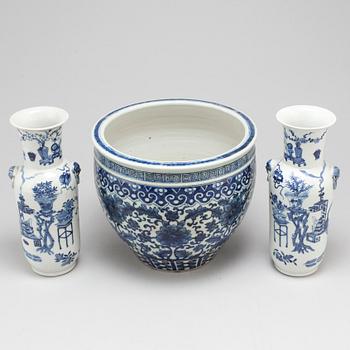 A pair of blue and white vases and pot, Qing dynasty, late 19th century.
