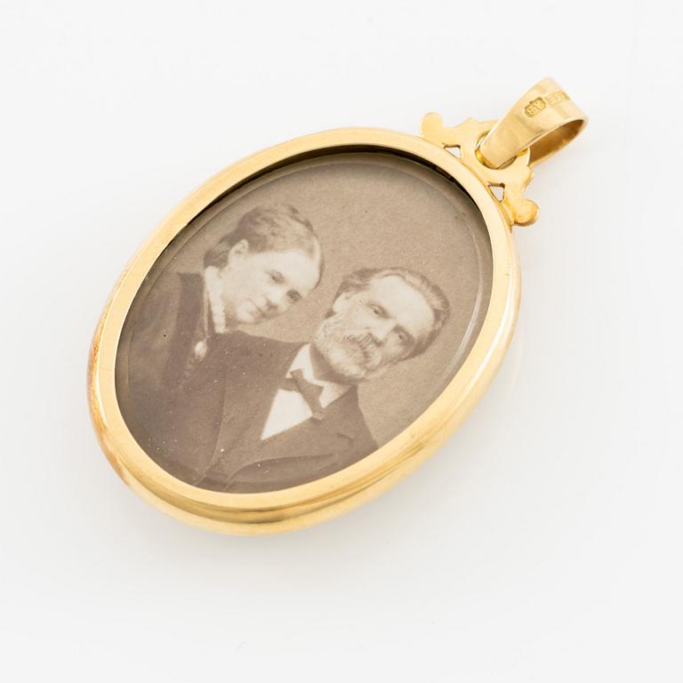 Medaljong 18K guld med pärlor.