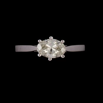 RING, 18k vitguld med ovalslipad diamant, 0.90 ct. Vikt 3 g.