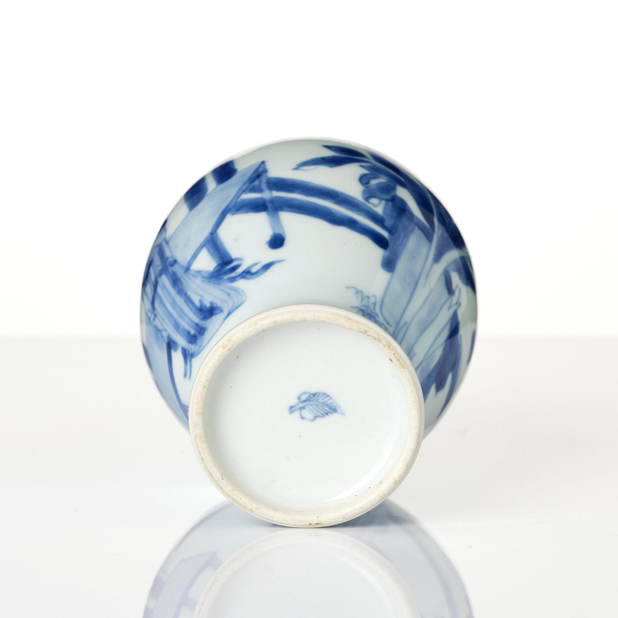 A blue and white tea caddy with silver mount, Qing dynasty, Kangxi (1662-1722).