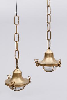 TAKLAMPOR, 2 st snarlika, skeppslampor, 1900-talets första hälft. Höjd ca 25 cm.