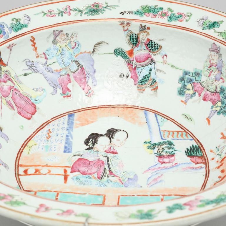 A porcelain fish basin from China, 19th century.