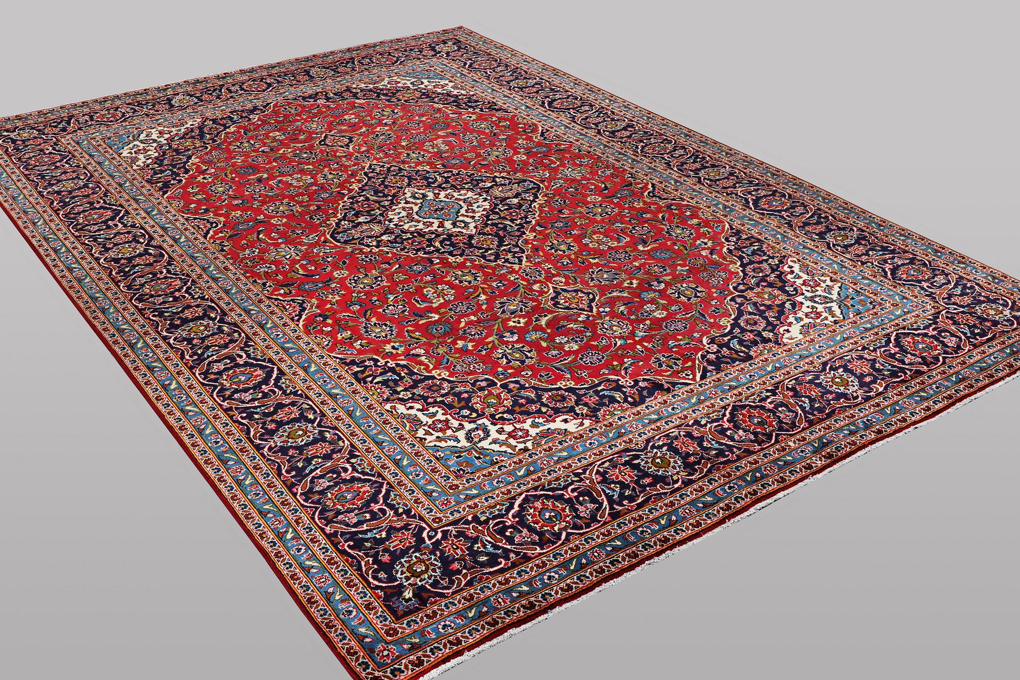 A carpet, Kashan, ca 401 x 284 cm.