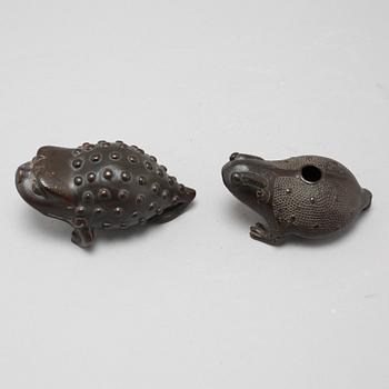 Two Chinese water droppers, 20th Century.