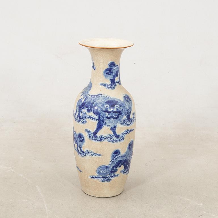 Floor vase China 20th century porcelain.
