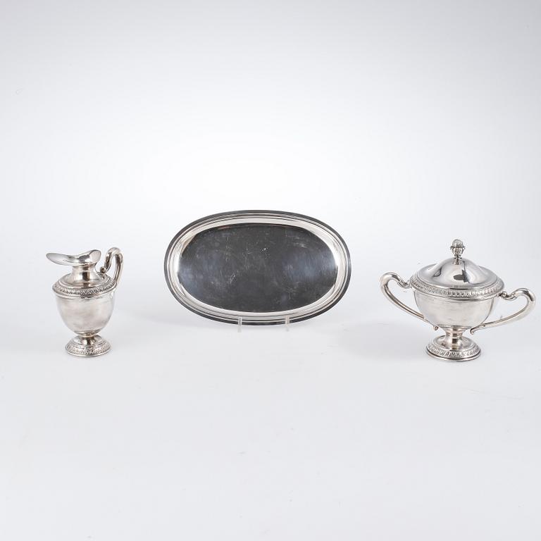 SERVISDELAR, 3 delar, sterlingsilver, empirestil, med svenska kontrollstämplar, 1900-tal. Vikt ca 446 gram.