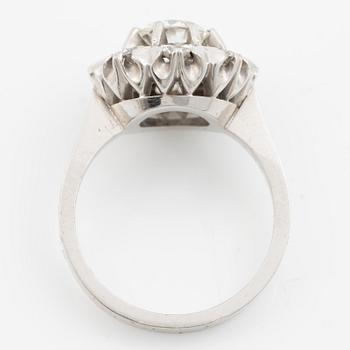 Ring 18K white gold set with round brilliant-cut diamonds.