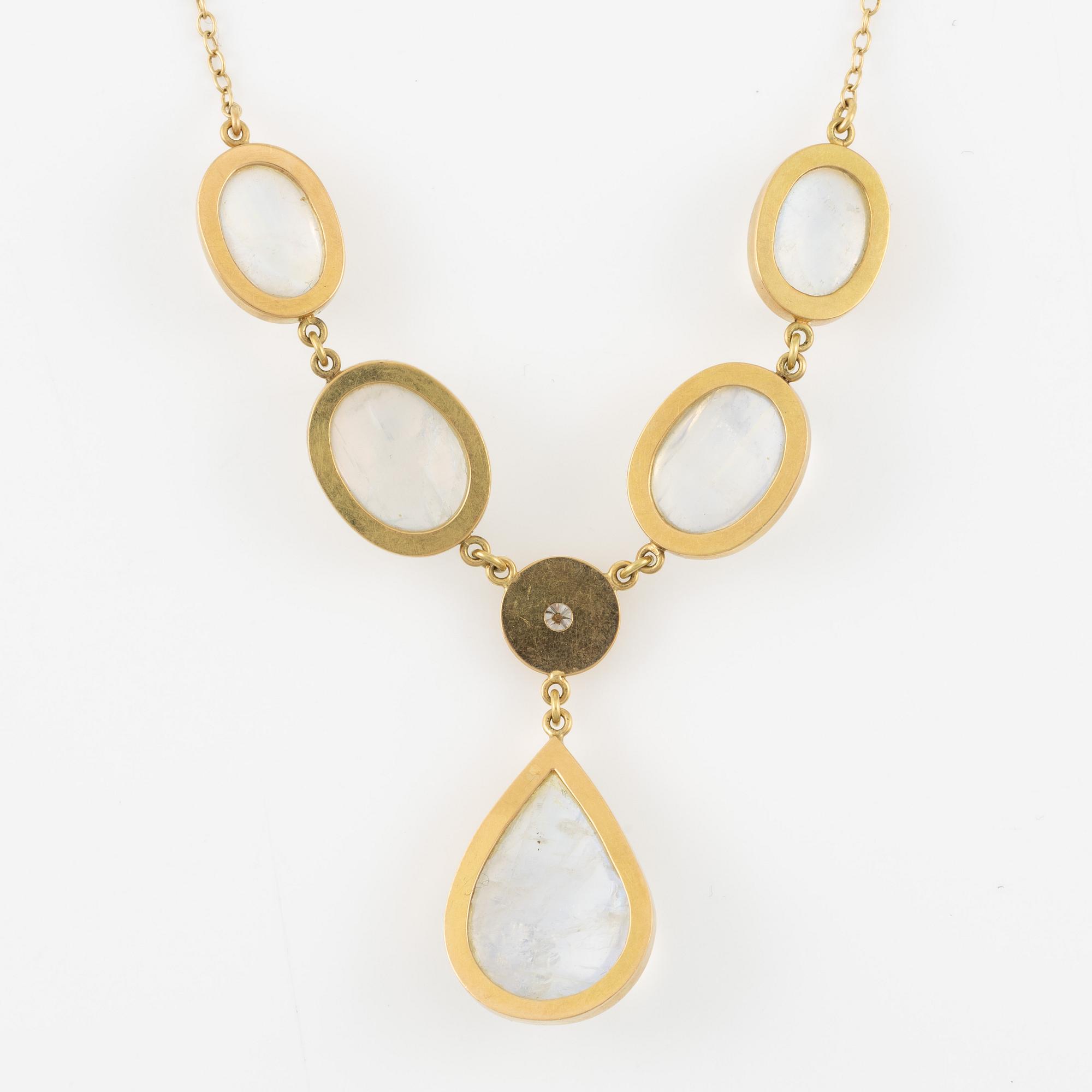 Necklace in 18K gold with cabochon-cut feldspar/moonstone and a round brilliant-cut diamond.