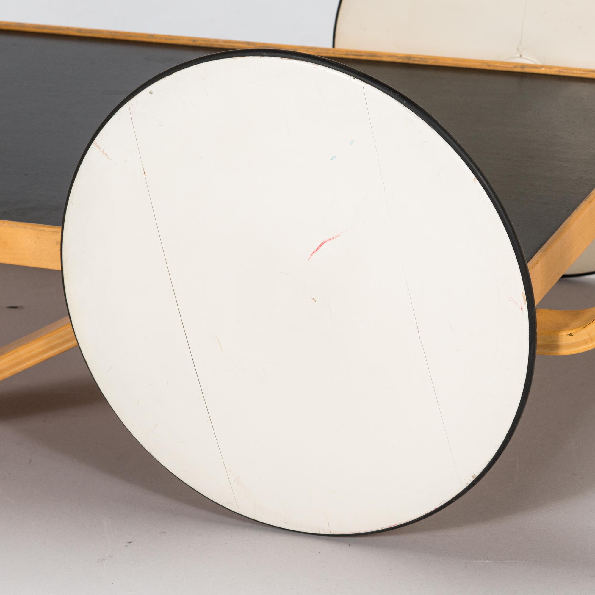 Alvar Aalto, tarjoiluvaunu malli 98, O.Y. Huonekalu-ja Rakennustyötehdas A.B. 1900-luvun puoliväli.