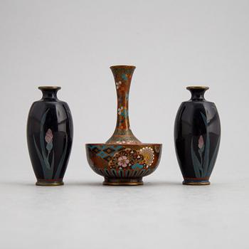 Minatyrvaser, cloisonné, tre stycken (2+1), Japan, Meiji (1868-1912).
