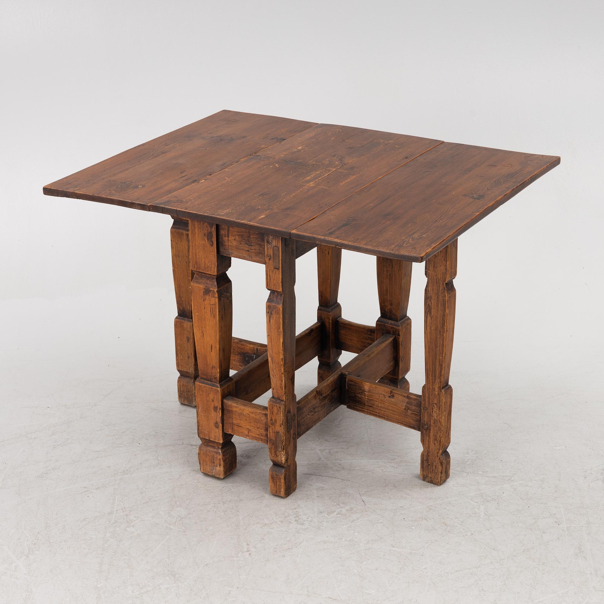 A drop-leaf table, 18th/19th Cc2entury.