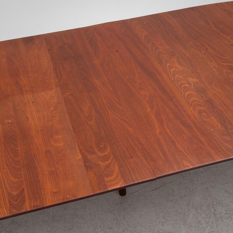 A contemporary 'Classic 255-265 Extension Table', Denmark.