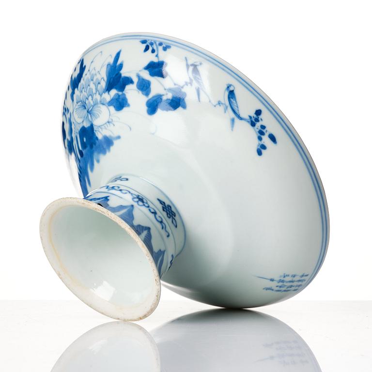 A blue and white tazza, late Qing dynasty, 19th Century.