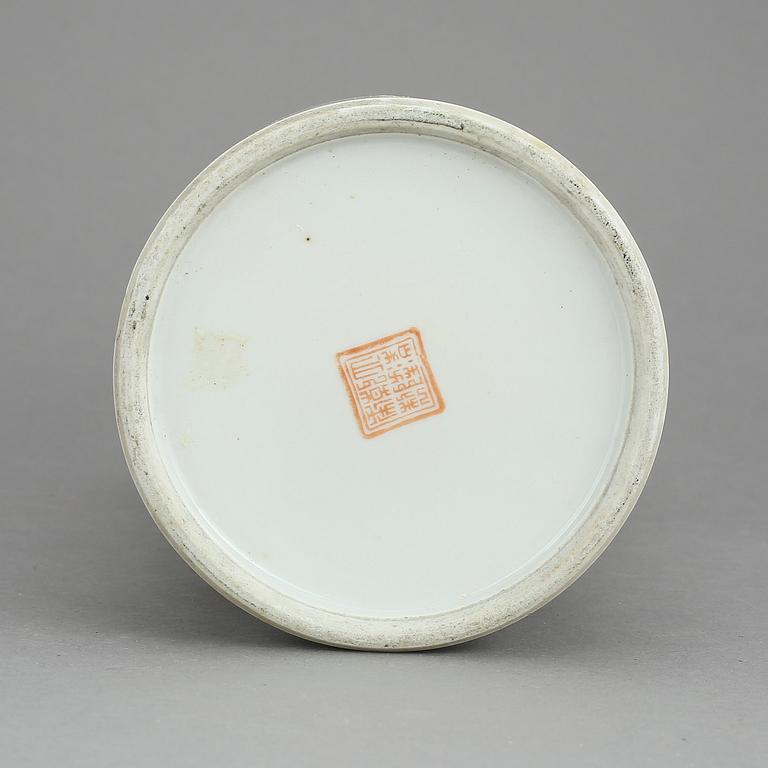 PERUKSVAS, porslin, Kina, omkring 1900.