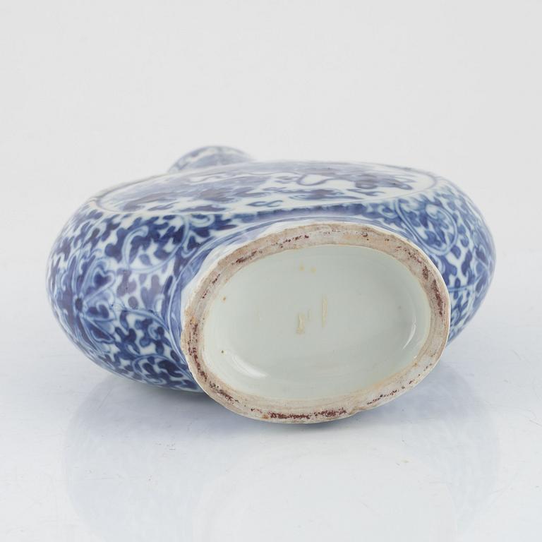 A blue and white porcelain moon flask, China, Qing Dynasty, 19th century.