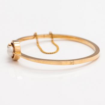 Otto Roland Mellin, An 18K gold bracelet with a cultured pearl and old-cut diamonds ca. 0.48 ct in total. Helsinki 1897.