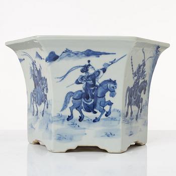 A Chinese blue and white porcelain flower pot, Qing dynasty, 19th century.