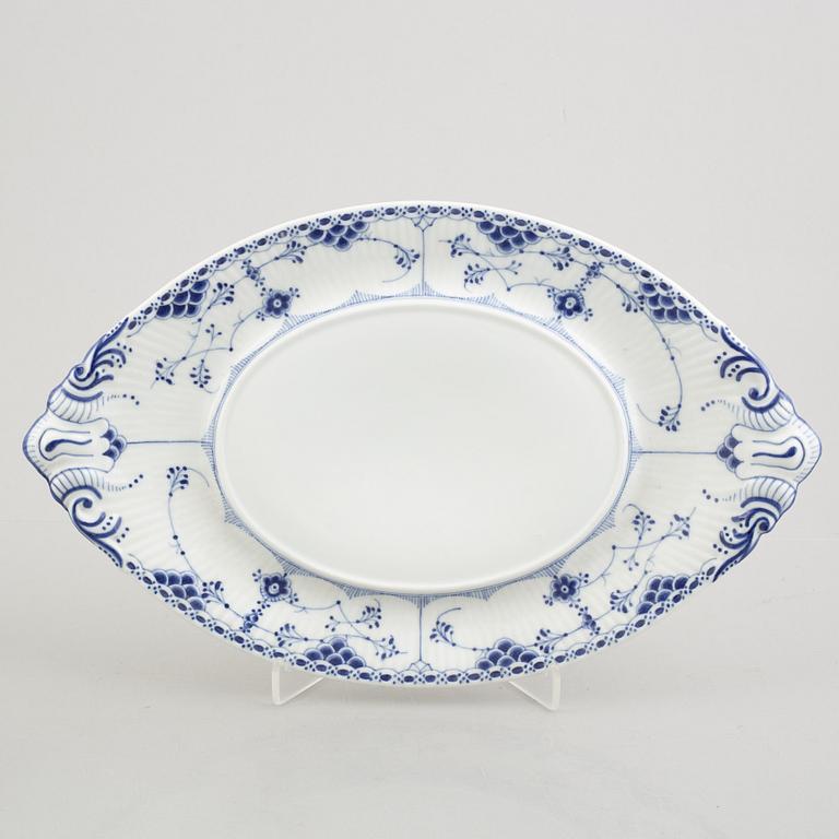 A 'Blue Fluted Half Lace' / 'Musselmalet' tureen with cover and stand, Royal Copenhagen, model 718 och 599, 1898-1923.