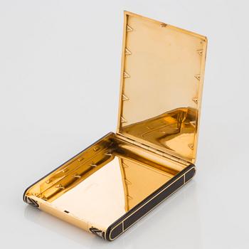 A Cartier Art Deco cigarett case in 18K gold with black enamel and eight-cut diamonds. dimensions 9.8 X 7.5 X 1.2 cm, weight 183 g. Signed Cartie...