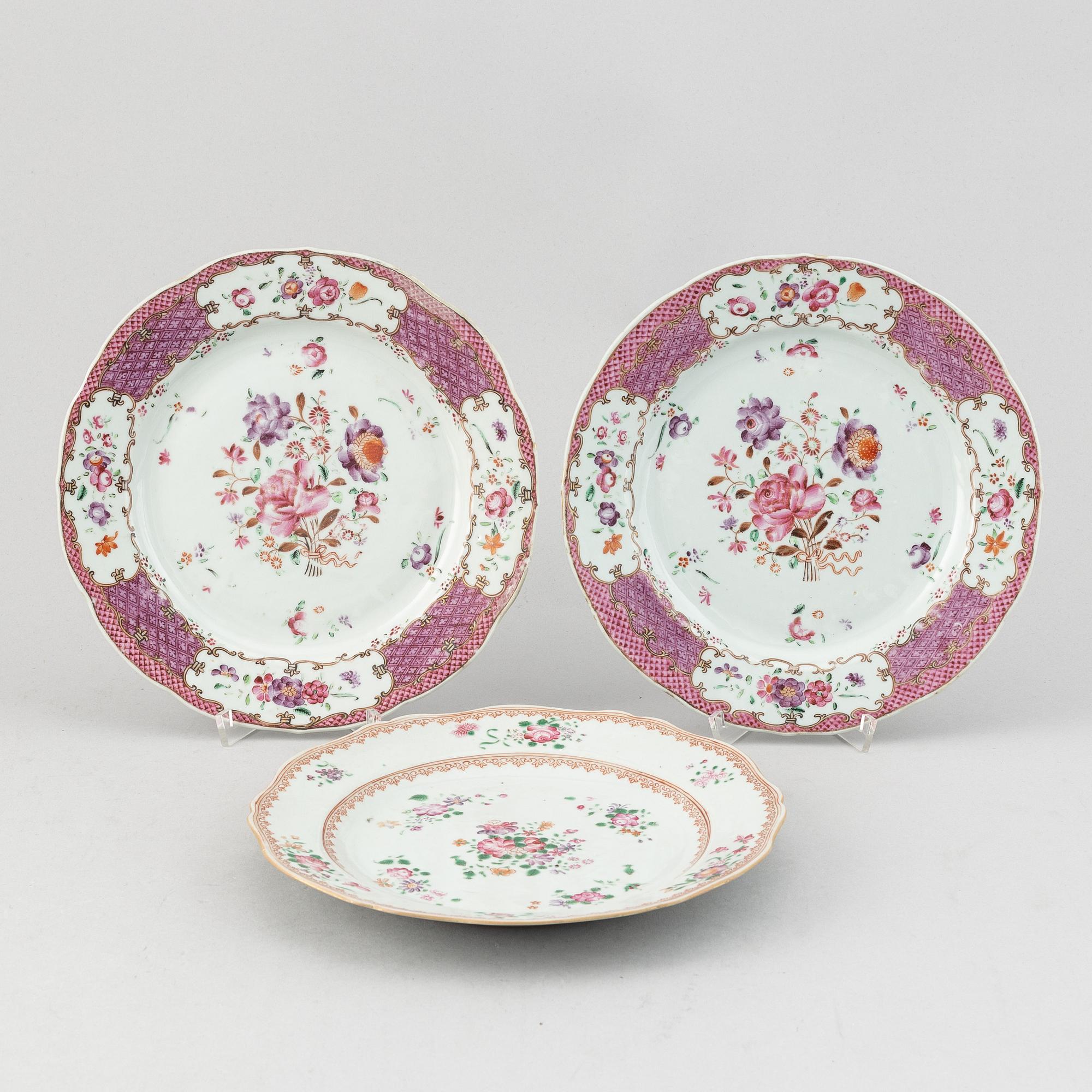 A pair of armorial dinner plates and a group of three odd famille rose plates, Qing dynasty, Qianlong (1736-95).