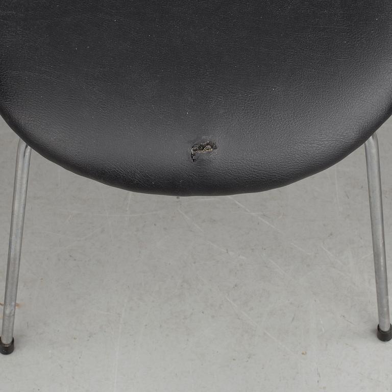 STOLAR, 3 stycken, "Grand Prix", Arne Jacobsen, 1900-talets andra hälft. Modellen formgiven 1955.