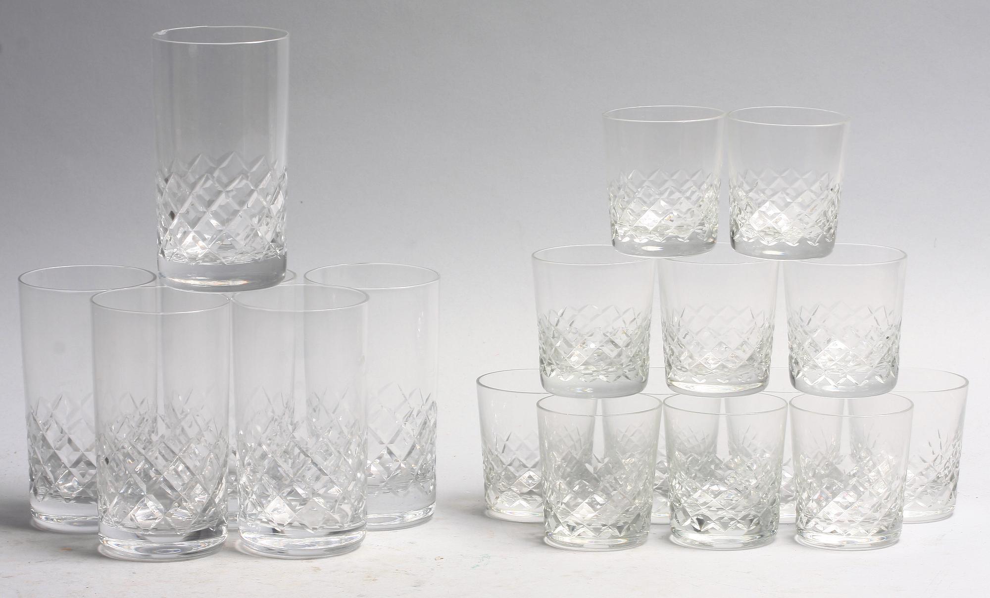 GLASSERVIS. Ca 57 delar.