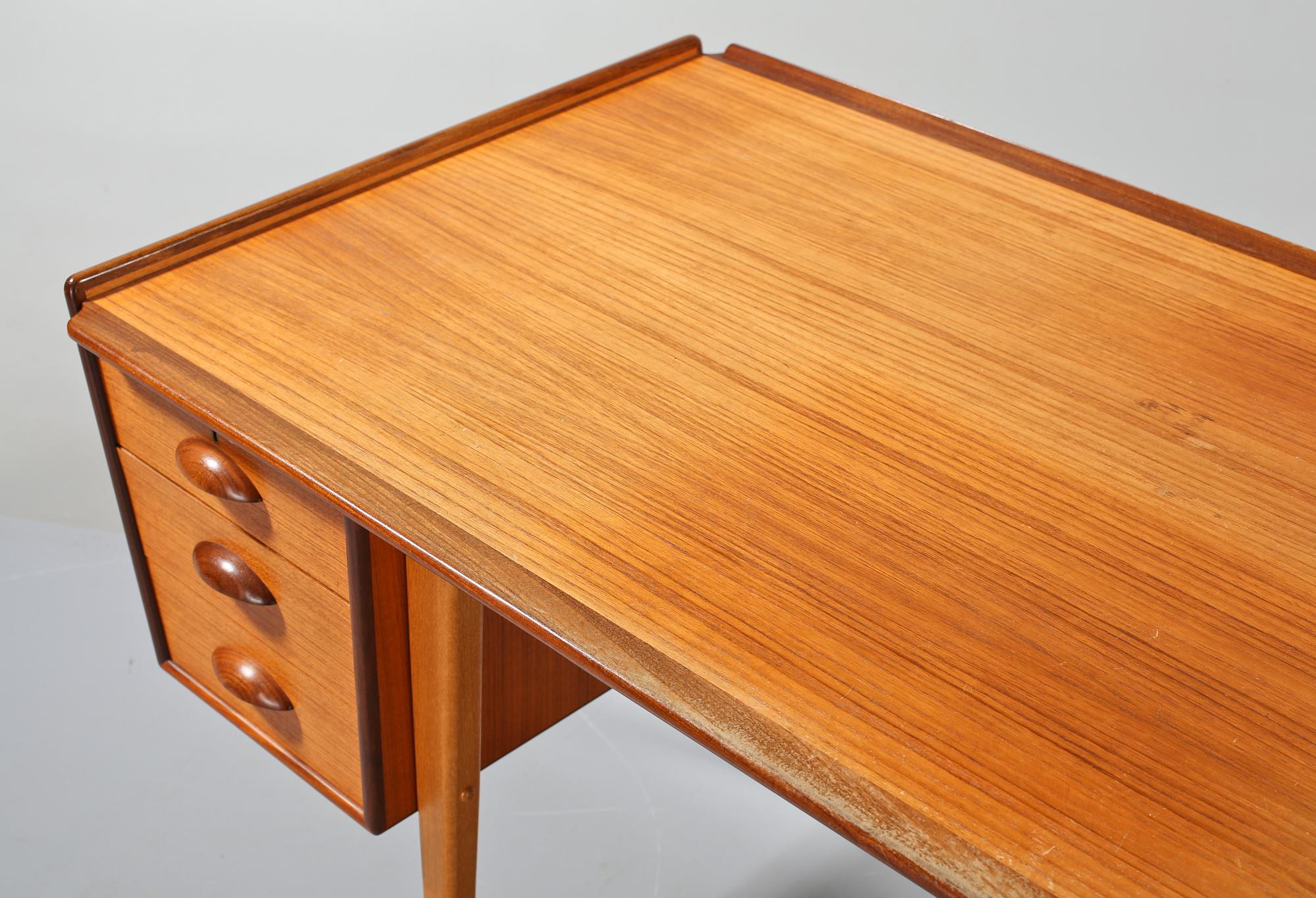 SKRIVBORD, "Pl. Uddebo", Svante Skogh, Aktiebolaget Möbelfabriken Balder, Vaggeryd, 1900-talets andra hälft.