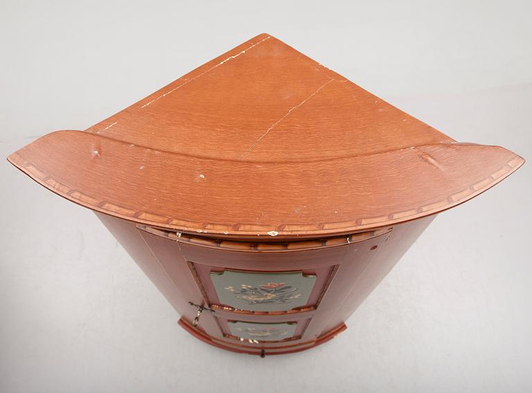 HÖRNSKÅP, allmoge, 1800-talets första hälft.