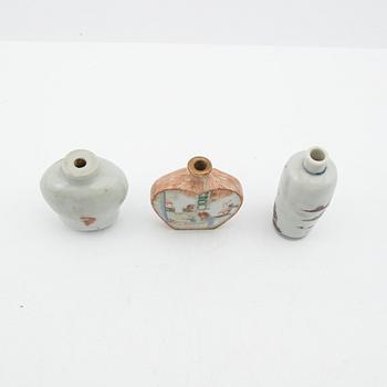 Snusflaskor, tre stycken, poslin. Kina, 1900-tal.