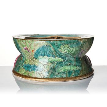 Bodhisattva, porslin. Qingdynastin med Yongzhengs märke.
