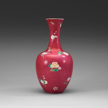 A pink sgraffitto vase, late Qing dynasty/early Republic. Seal mark to base.