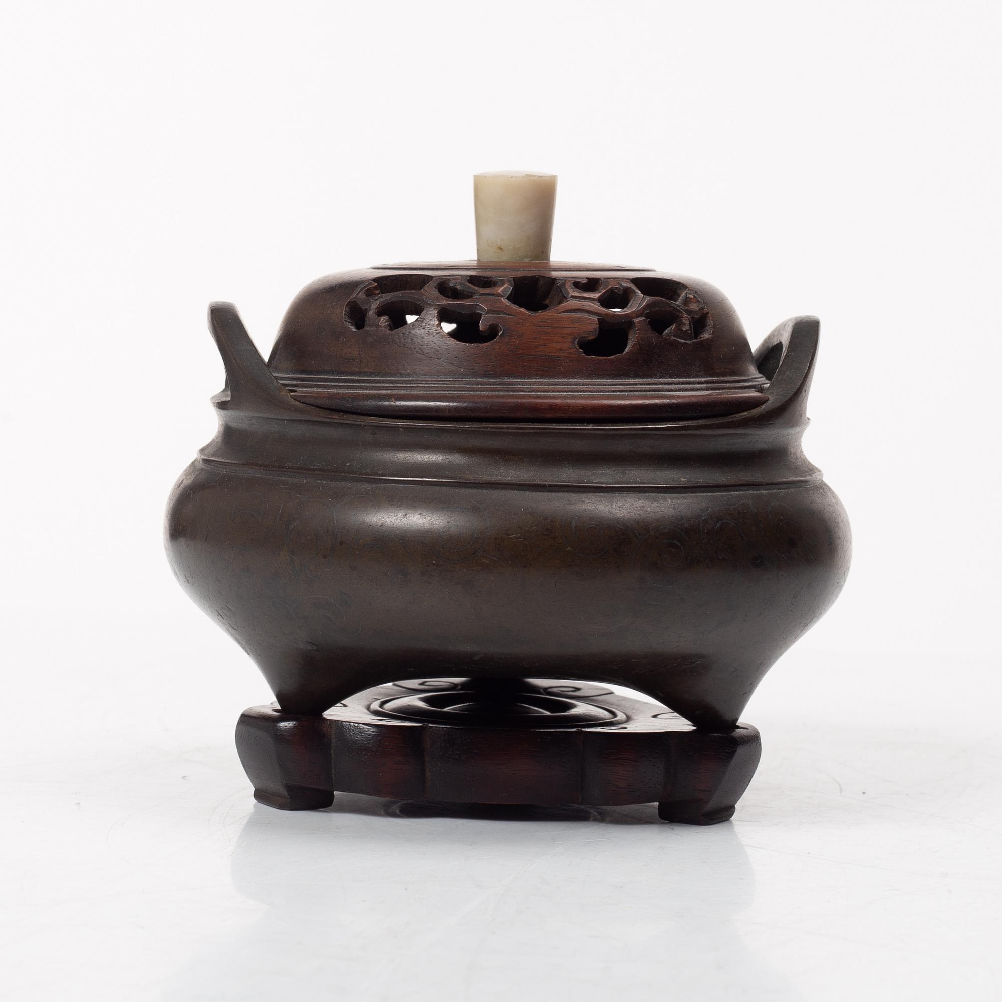 Rökelsekar med lock och ställ, brons, Kina, tidigt 1900-tal.