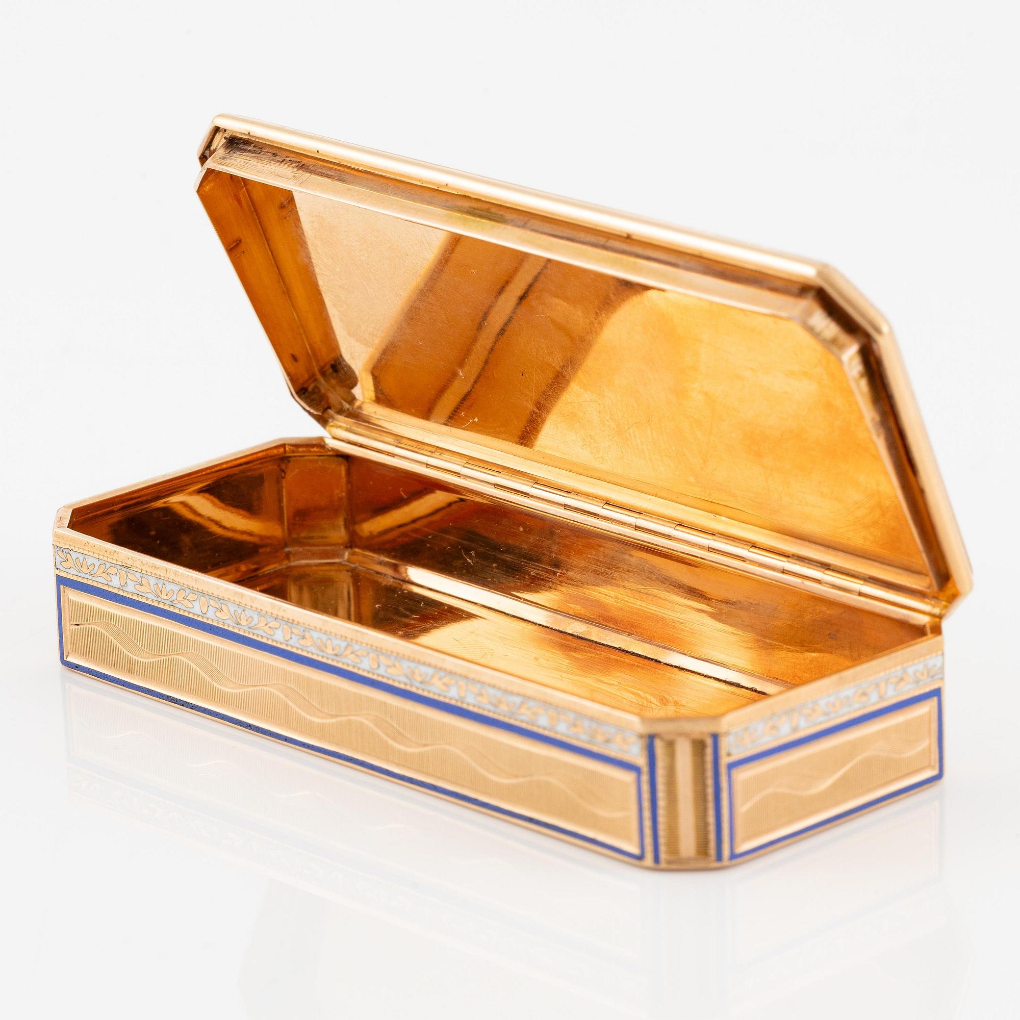 A probably early 19th century 14K gold box with enamel, probably Hanau.