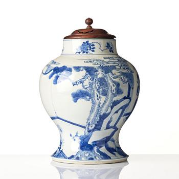 A blue and white vase, Qing dynasty, 19th century.