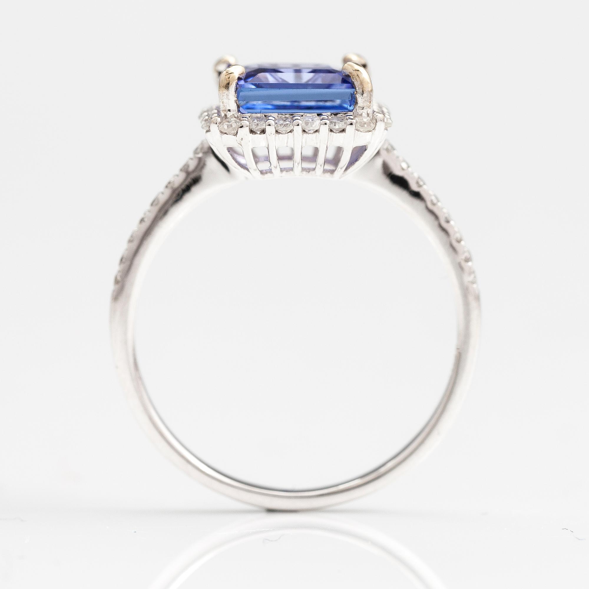 RING, 14K vitguld, tanzanit ca 2.50 ct och briljantslipade diamanter ca 0.25 ct tot.