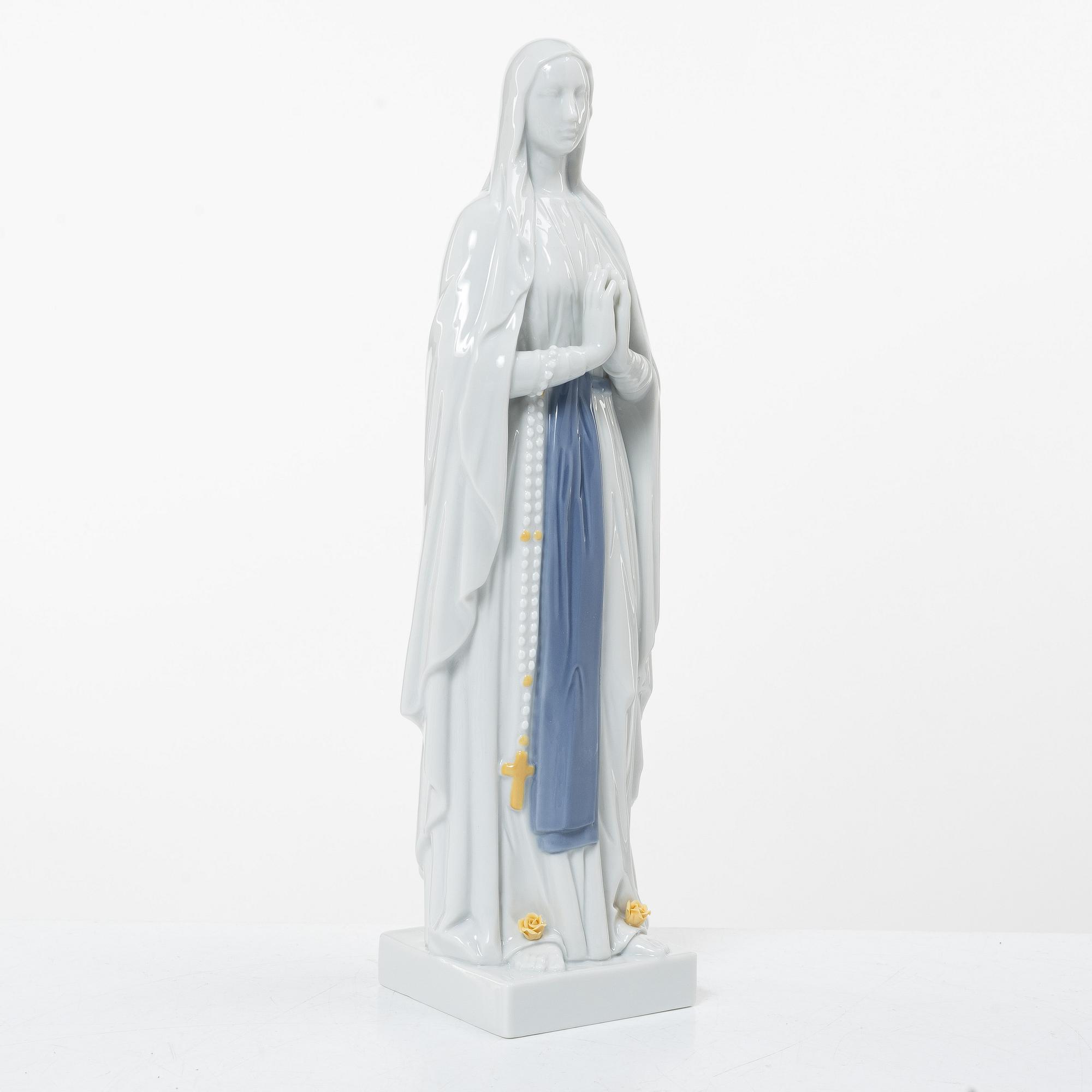 Lladró, a collection of figurines etc. Including "Romantic doves - wall art", "Sitting in heaven", "Our lady of Lourdes".
