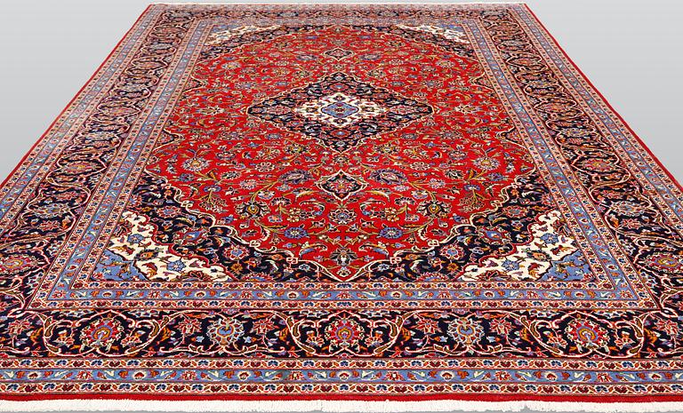 A Keshan carpet, approx. 347 x 250 cm.