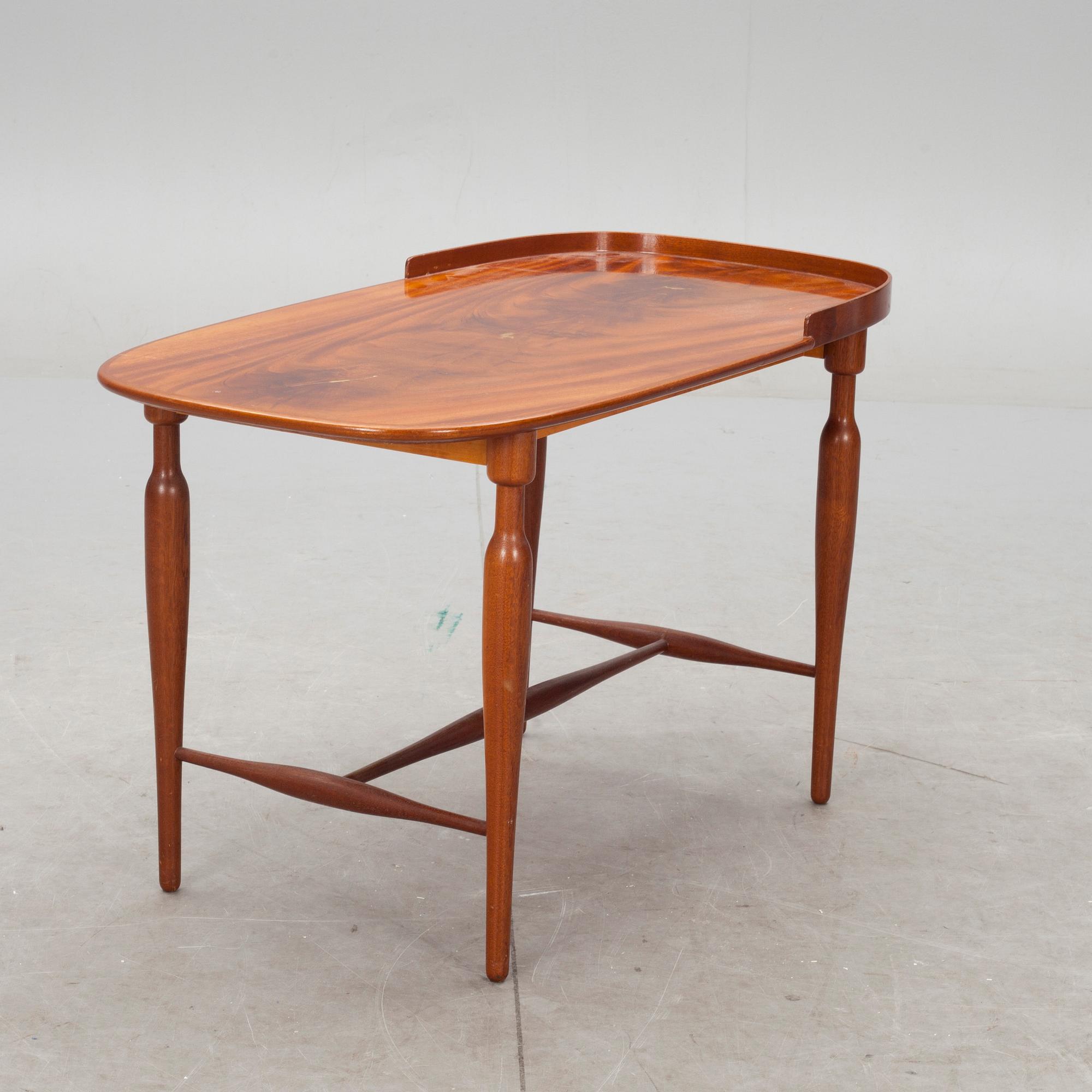 BORD. Firma Svenskt Tenn, modell 961.